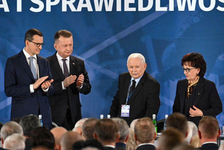 Jaroslaw Kaczynski, a Jog és Igazságosság elnöke (jobbról a második), valamint Mateusz Morawiecki (balról az első), Mariusz Blaszczak (balról a második) alelnökök és Elzbieta Witek parlamenti képviselő a párt kongresszusán Przysuchában 2024. október 12-én