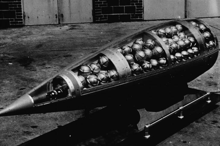 Amerikai kazettás lőszer a második világháború idejéből, demonstrációs célzattal kivágva, hogy látszódjanak a benne lévő bombácskák. A megvalósítás sokat változott az eltelt évtizedekben, az elv nem igazán. Fotó: Wikimedia