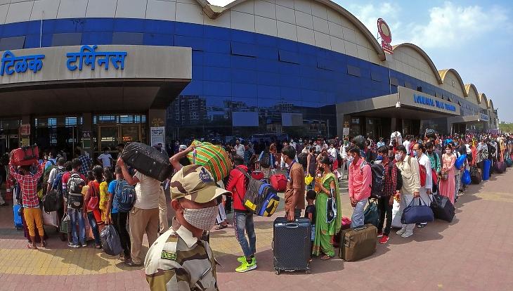 Vonatukra váró emberek a Lokmanya Tilak pályaudvar előtt Mumbaiban 2021. április 10-én. Fotó: MTI/EPA/Divjakant Szolanki