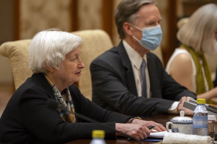Janet Yellen amerikai pénzügyminiszter a Ho Li-feng kínai miniszterelnök-helyettessel folytatott megbeszélése közben a pekingi Tiaojütaj állami vendégházban 2023. július 8-án. Fotó: MTI/AP pool/Mark Schiefelbein