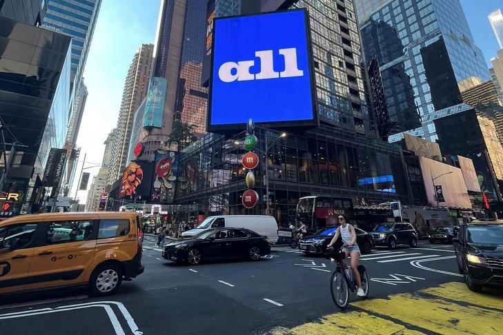 A Times Square Manhattanben. Itt is futnak a jó gazdasági hírek a kivetítőn. Fotó: K. Zs.
