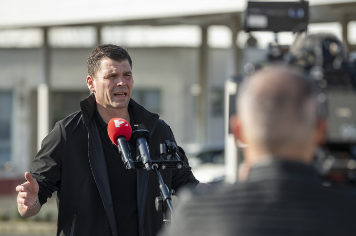 Czepek Gábor, az Energiaügyi Minisztérium parlamenti államtitkára sajtótájékoztatót tart a záhonyi magyar-ukrán határátkelőhelyen 2026. március 11-én. Elindult Kijevbe a Barátság kőolajvezeték állapotát vizsgáló küldöttség.