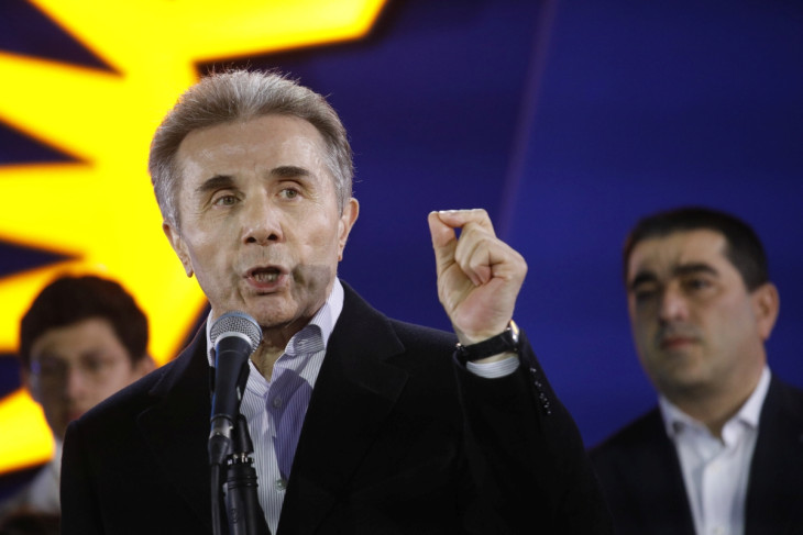 Bidzina Ivanisvili volt georgiai miniszterelnök, a kormánypártot, a Georgiai Álom pártot alapító milliárdos beszél támogatóihoz a párt eredményváróján Tbilisziben 2024. október 26-án, a georgiai parlamenti választások után. 