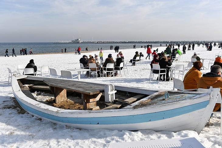 Elszállt az áldozatok száma, újabb uniós országok vesznek kínai vakcinát