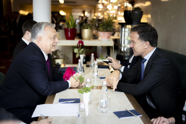 A Miniszterelnöki Kommunikációs Főosztály által közreadott képen Orbán Viktor miniszterelnök (b) és Mark Rutte NATO-főtitkár Tiranában 2025. május 16-án. 