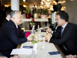 A Miniszterelnöki Kommunikációs Főosztály által közreadott képen Orbán Viktor miniszterelnök (b) és Mark Rutte NATO-főtitkár Tiranában 2025. május 16-án. 