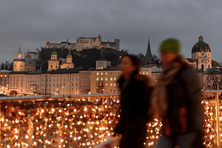 Marad a szigor: járókelők egy hídon Salzburgban 2020. december 9-én. EPA/CHRISTIAN BRUNA  