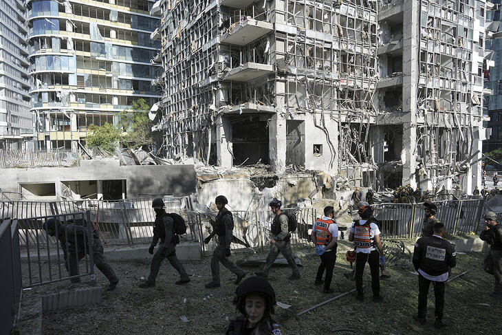 Iráni rakétatámadásban megrongálódott épület a Tel-Aviv közelében lévő Ramat Ganban 2025. június 19-én - nincs száz százalékos védelem