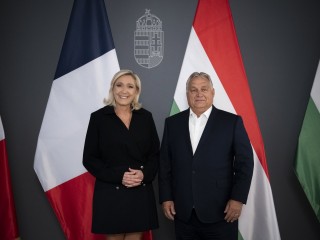 Orbán Viktor miniszterelnök, a Fidesz elnöke fogadja Marine Le Pent, a francia Nemzeti Tömörülés nemzetgyűlési frakcióvezetőjét a Karmelita kolostorban 2023. szeptember 27-én. Fotó: MTI/Miniszterelnöki Sajtóiroda/Benko Vivien Cher 