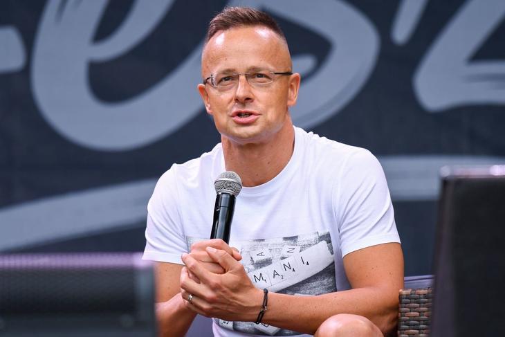 Szijjártó Péter szerint csak a béke lehet a megoldás, de nem vágná el az oroszokat