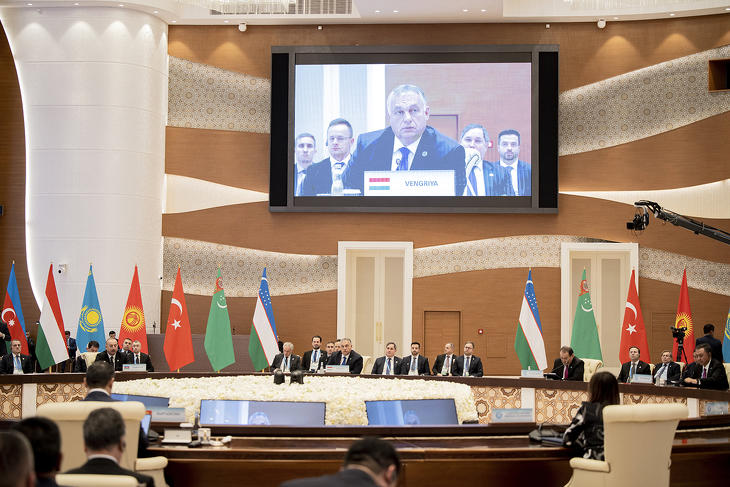 Orbán Viktor miniszterelnök felszólal a Türk Államok Szervezetének csúcstalálkozóján az üzbegisztáni Szamarkandban 2022. november 11-én. Fotó: MTI/Miniszterelnöki Sajtóiroda/Fischer Zoltán 