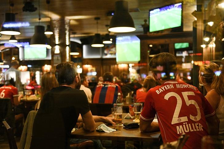 Sör a kézben: az FC Bayern München drukkerei nézik a Bajnokok Ligája döntőt egy müncheni kocsmában 2020. augusztus 23-án. Végül ünnepelhettek. EPA/PHILIPP GUELLAND