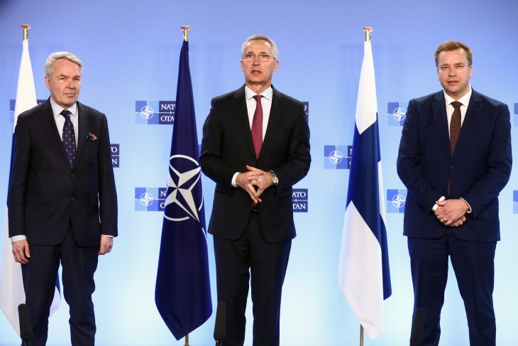 Jens Stoltenberg NATO-főtitkár, Pekka Haavisto finn külügyminiszter és Antti Kaikkonen finn védelmi miniszter a szövetség brüsszeli főhadiszállásán 2023. március 20-án. Fotó: EPA/STEPHANIE LECOCQ