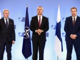 Jens Stoltenberg NATO-főtitkár, Pekka Haavisto finn külügyminiszter és Antti Kaikkonen finn védelmi miniszter a szövetség brüsszeli főhadiszállásán 2023. március 20-án. Fotó: EPA/STEPHANIE LECOCQ