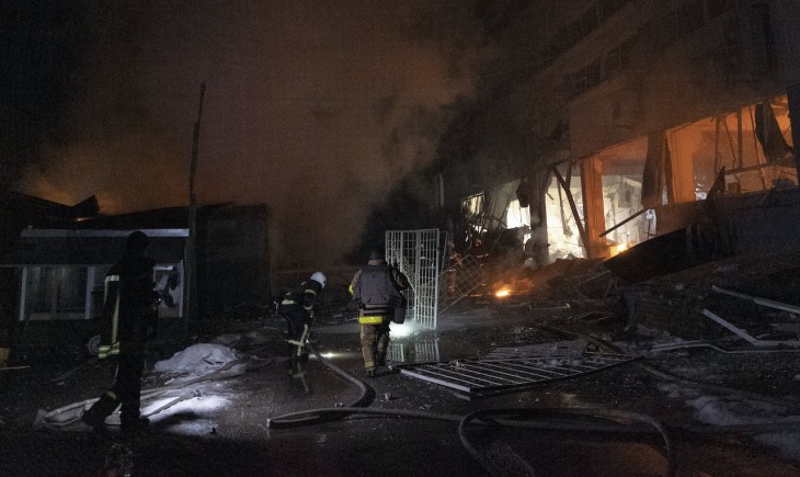 Tűzoltók a legutóbbi orosz dróntámadás helyszínén Harkivban 2024. január 30-án. Fotó: MTI/EPA/Jakiv Ljasenko