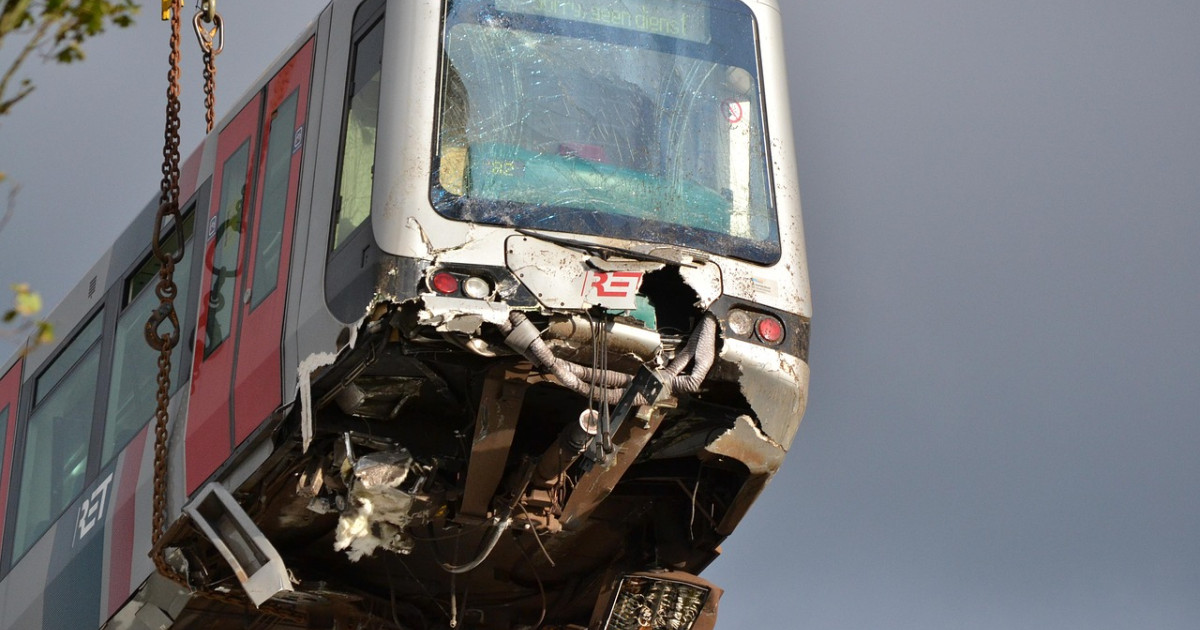 Ki kellett vágni a roncsból a túlélőket – Tragédia a síneken, videóval