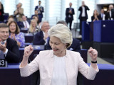 Ursula von der Leyen ünnepli az újraválasztását az Európai Parlamentben Strasbourgban 2024. július 18-án  
