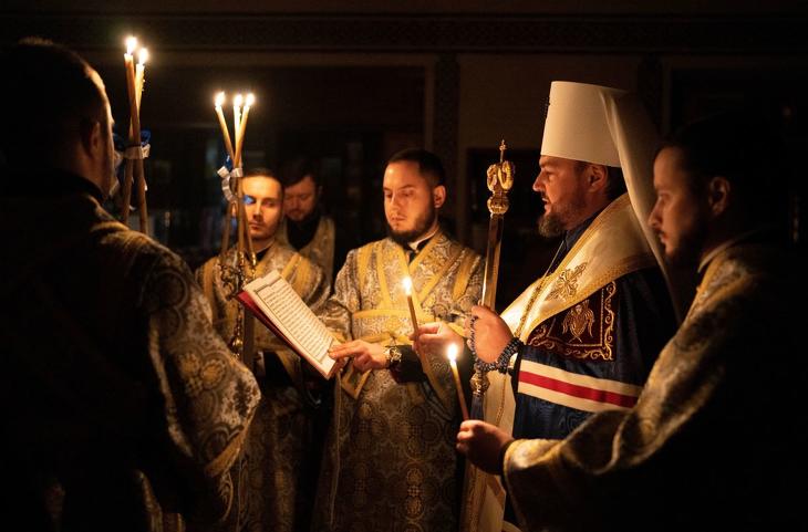 Olekszandr Drabinko ukrán metropolita szertartást vezet a Jézus Színeváltozása ortodox székesegyházban, Kijevben 2022. december 3-án, az orosz légi csapások okozta kijevi áramkimaradások egyike alatt. Fotó: MTI/AP
