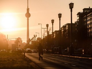 Napnyugta a Frankfurter Allee-n Berlinben 2020. április 7-én. EPA/CLEMENS BILAN