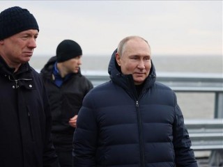 Vlagyimir Putyin orosz elnök (j) Marat Husznullin miniszterelnök-helyettes (b) társaságában megnézi az Ukrajnától elcsatolt Krímet és Oroszországot a Fekete- és az Azovi-tenger között összekötő hidat 2022. december 5-én, miután befejeződött a létesítmény helyreállítása. A hídon október 8-án felrobbant egy teherautó, az útpálya érintett szakasza beomlott és a vasúti híd szerkezete is megsérült. Fotó: MTI/EPA/Szputnyik/Orosz elnöki sajtószolgálat/Mihail Metzel