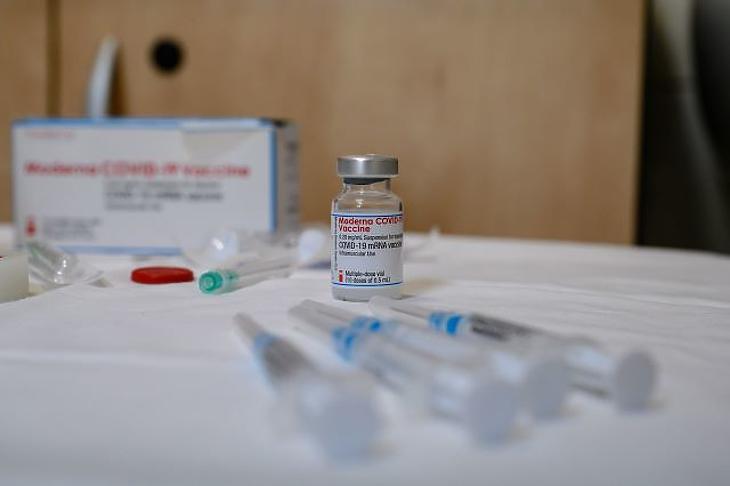 A Moderna koronavírus elleni vakcinája. Fotó: MTI/Vasvári Tamás