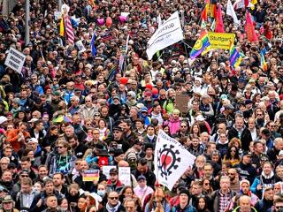 Ismét komoly tüntetések voltak az oltások és a korlátozások ellen Németországban