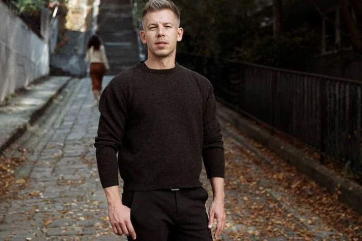 Magyar Péter és egy nő a háttérben – már külföldre is eljutott a lehallgatási ügy híre 