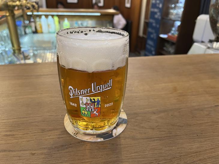 Egy korsó sörre jobban futja a cseheknek, mint a magyaroknak. Fotó: Privátbankár / Dobos Zoltán