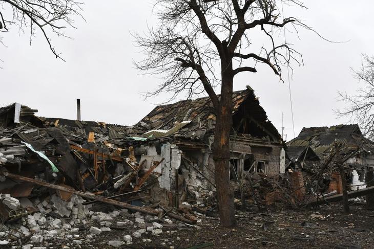 Orosz tüzérségi támadásban megsemmisült házak romjai a Donyeck megyei Pokrovszkban 2022. november 4-én. Fotó: MTI/AP/Andrij Andrijenko