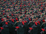 Iráni katonák menenetelnek az irak-iráni háború kitörésének 44. évfordulója alkalmából tartott díszszemlén Teheránban 2024. szeptember 21-én. Irak 1980. szeptember 22-én támadta meg Iránt, amely a két ország nyolcéves háborújához vezetett. 