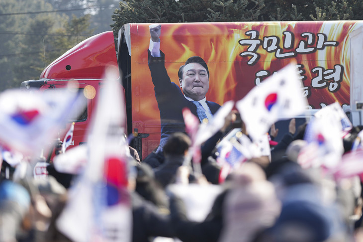 Jun Szogjol felfüggesztett dél-koreai elnök támogatói tüntetnek a Szöul közelében lévő Uivang börtön bejáratánál 2025. január 17-én - nem csitulnak az indulatok