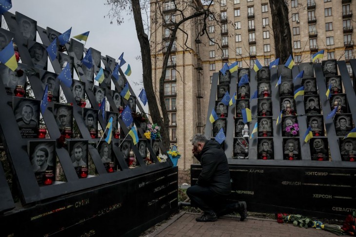 Keresztet vet egy férfi a Majdan-tüntetések halálos áldozatainak emlékfalánál Kijevben 2023. november 21-én. Tíz évvel korábban ezen a napon kezdődtek az Euromajdan ukrán ellenzéki társulás erőszakossá fajuló kormányellenes tiltakozásai Kijev főterén, a Majdanon. A megmozdulásokat Ukrajna európai uniós csatlakozása mellett, és Viktor Janukovics akkori ukrán államfő ellen szervezte a mozgalom. Fotó: MTI/EPA