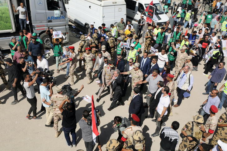 Innen érkezhetnének segélyek, de egyelőre nem elég. António Guterres ENSZ-főtitkár (k) érkezik az egyiptomi Sínai-félsziget és a Gázai övezet közötti rafahi átkelőhöz 2023. október 20-án. Fotó: MTI/EPA