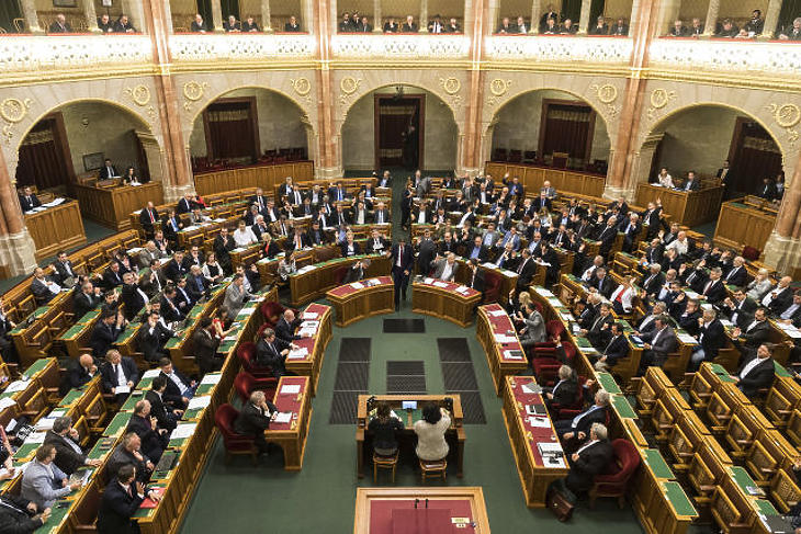 Kisöpörtek Orbánék – rengeteg fejcsere lett a kormányban