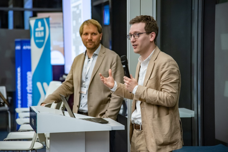  Wieder Gergő, a KPMG kockázatkezelési, szabályozási és ESG tanácsadási szolgáltatások igazgatója és Ignácz Péter, a KPMG Data Science Senior Managere a Klasszis Talks & Wine - Fenntarthatóság 2026. februári klubkonferencián.