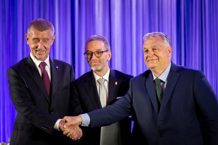 Orbán Viktor, Herbert Kickl, az Osztrák Szabadságpárt elnöke (középen) és Andrej Babis Bécsben jelentették be az új szövetség megalapítását 