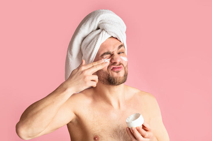 Ma már a férfiaknak sem csak a gyors reggeli tusolás, a fogmosás és a borotválkozás jelenti az ápoltságot. Fotó: depositphotos