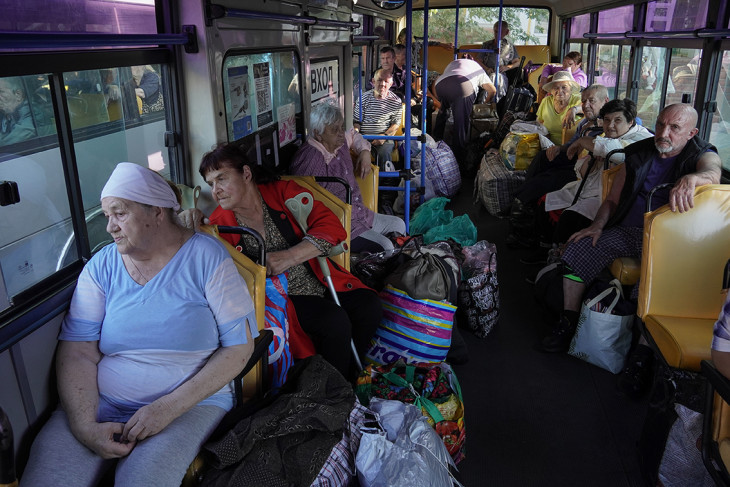 Házhoz ment a háború az oroszoknak - a Kurszki terület ukrán határ menti térségéből az ukrán hadsereg betörése miatt kiköltöztetett emberek érkeznek a kurszki pályaudvarra, hogy továbbutazzanak az ország belseje felé 2024. augusztus 17-én. A terület kormányzója szerint eddig több mint 120 ezer embert evakuáltak