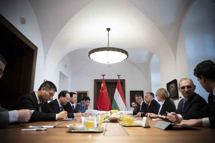 Orbán Viktor miniszterelnök és Vang Hsziahong kínai közbiztonsági miniszter (b3) megbeszélést folytat a Karmelita kolostorban. A kormányfő mellett Pintér Sándor belügyminiszter és Szijjártó Péter külgazdasági és külügyminiszter  - el tudjuk képzelni, amint bármelyikőjük hevesen tiltakozik a kínai kormánynál?