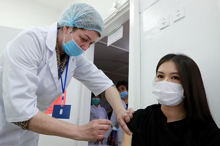 Nem Európa a célcsoport. Egy fiatal nőt oltanak be Sinopharm-vakcinával a kirgizisztáni Bishkekben 2021. március 29-én. EPA/IGOR KOVALENKO