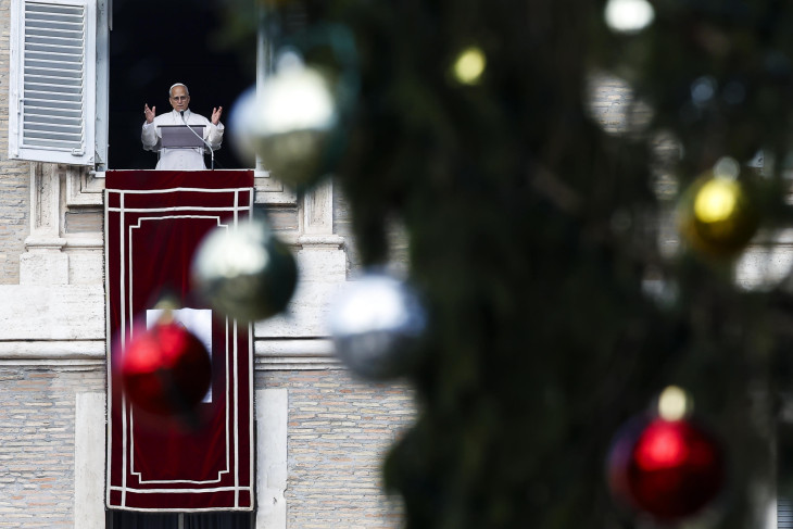 XIV. Leó pápa hagyományos Úrangyala (Angelus) imádságot mond vatikáni lakosztályának a római Szent Péter térre néző ablakából 2025. december 26-án 