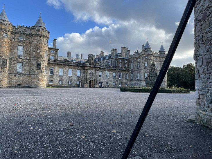 Épp zárva volt a királyi rezidencia, de a kerítésen át befotóztunk