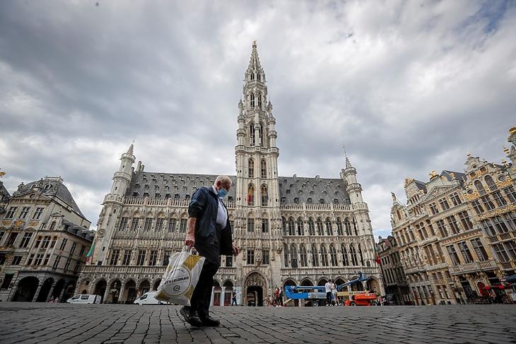 Egy idős ember sétál a brüsszeli Grand Place-n 2020. augusztus 20-án. EPA/OLIVIER HOSLET 
