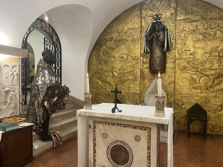  A magyar kápolna szentélyének hátfala és szoborcsoportja Varga Imre szobrászművész alkotása