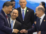 Hszi Csin-ping kínai elnök (b) és Olaf Scholz német kancellár (j) a világ 19 legfejlettebb gazdaságú és vezető feltörekvő országát, valamint az Európai Uniót tömörítő húszas csoport, a G20 Rio de Janeiró-i csúcstalálkozóján 2024. november 18-án. 