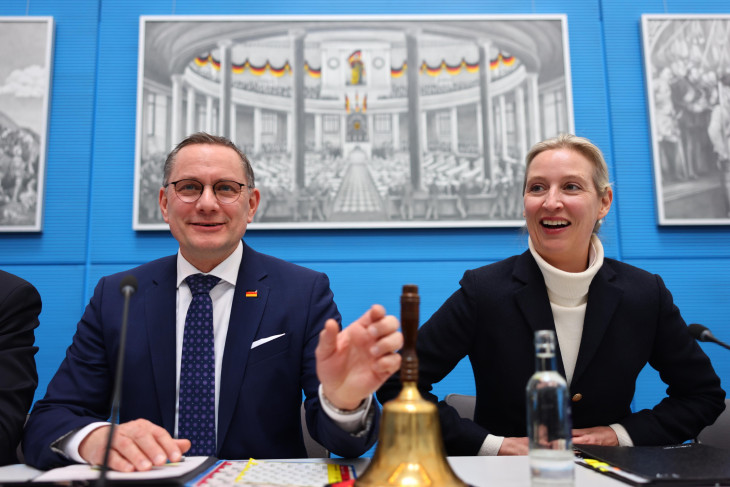 Tino Chrupalla és Alice Weidel, az AfD társelnökei frakcióülésen a parlament berlini épületében 2025. február 10-én