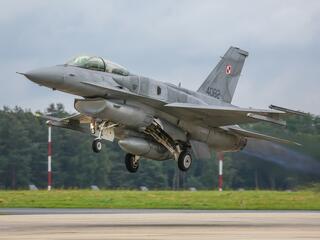 Szörnyű képsorok: lezuhant egy lengyel F-16-os