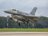 Szörnyű képsorok: lezuhant egy lengyel F-16-os