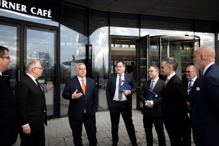 Orbán Viktor a Mol-székházban.