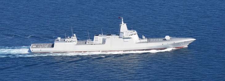 Egy Type-055-ös kínai &bdquo;romboló úton. Sorozatgyártásban készülnek a modern kínai hadihajók